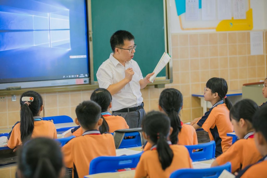 The Art of Drawing Readers In: Your attractive post title goes here Teacher instructing attentive students in a classroom setting, fostering education and learning.